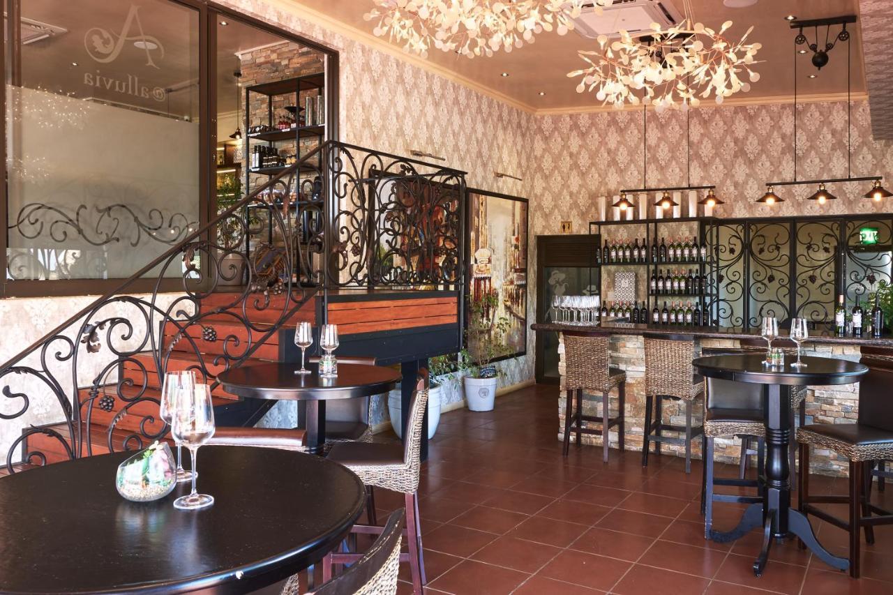 Alluvia Boutique Winery & Luxury Accommodation Stellenbosch Exterior photo The interior of the wine bar