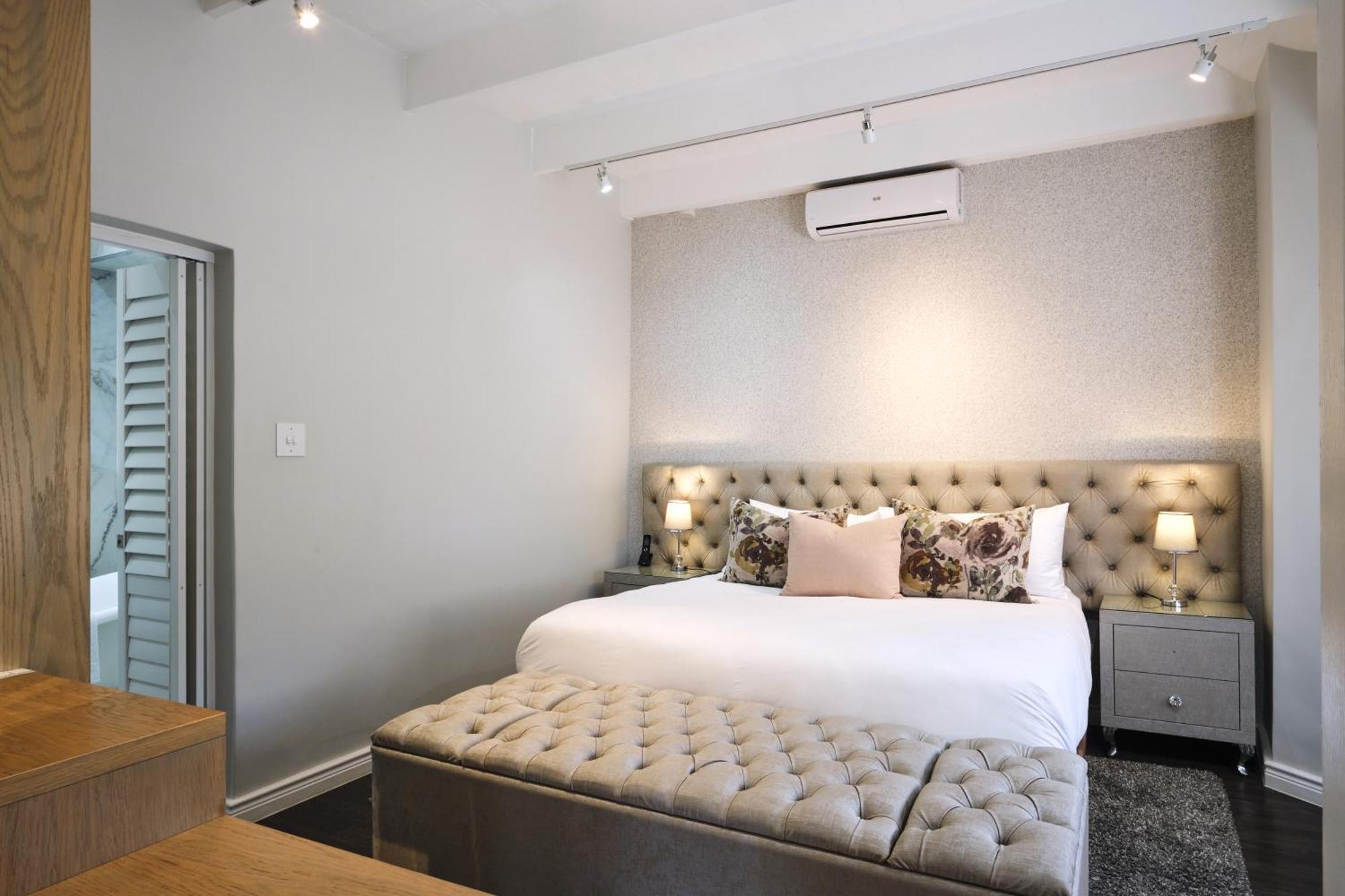 Alluvia Boutique Winery & Luxury Accommodation Stellenbosch Room photo A bedroom at the Cape Heritage